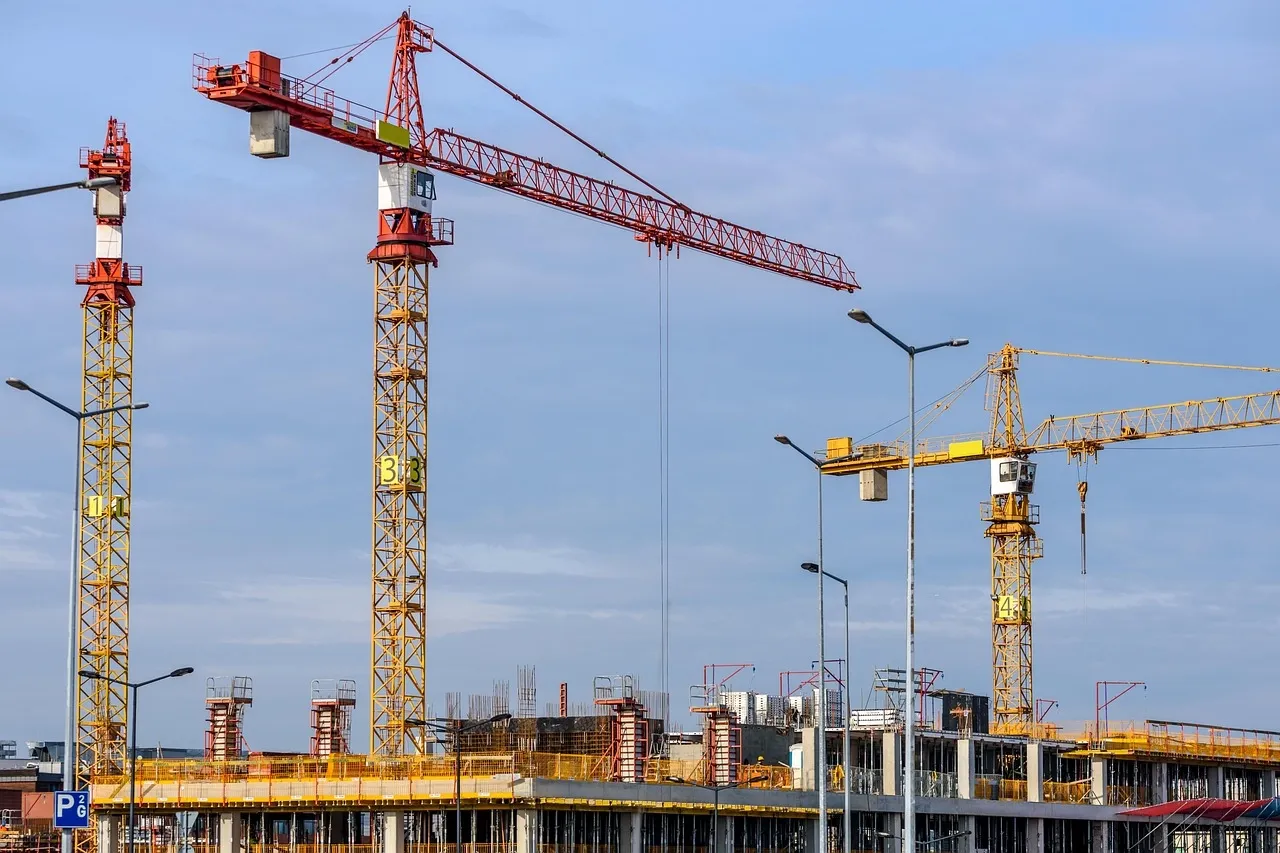 Edifício em construção com estrutura de concreto e andaimes